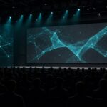 Зрительный зал на Blockchain Forum 2026 в Москве: силуэты зрителей, сцена и экраны с блокчейн-графикой